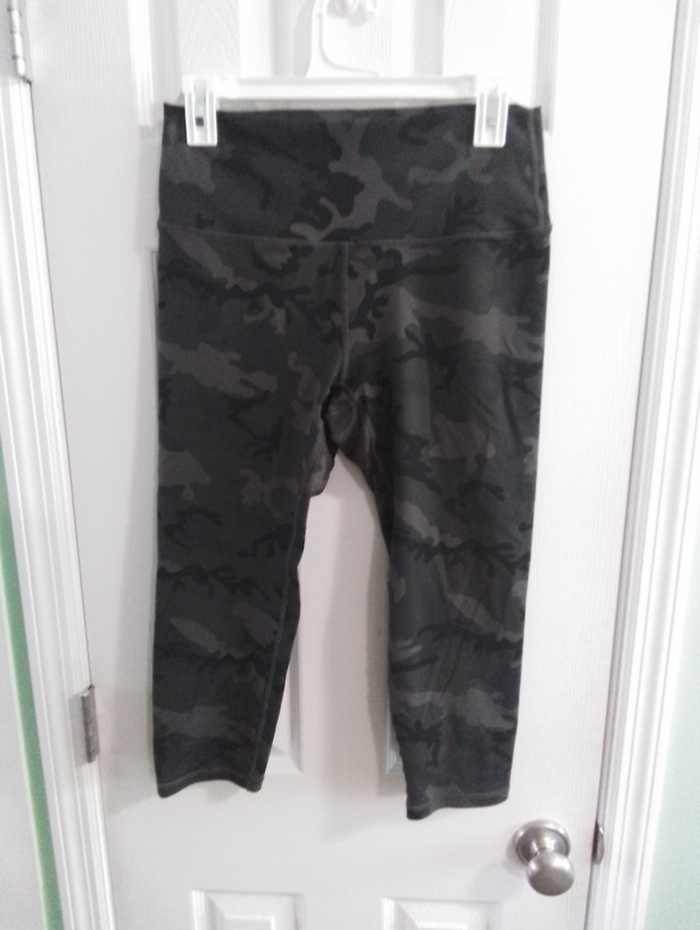 Zyia Camo Active Capri Leggings - Black